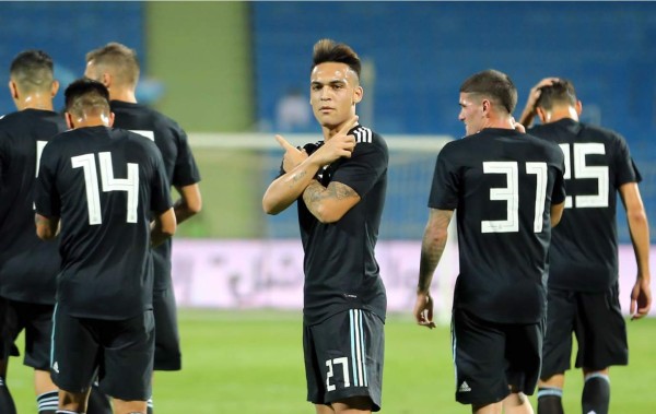 Así celebró Lautaro Martínez su primer gol con Argentina. Foto EFE