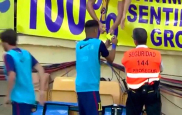 Neymar, multado por firmar autógrafo durante el Villarreal-Barça