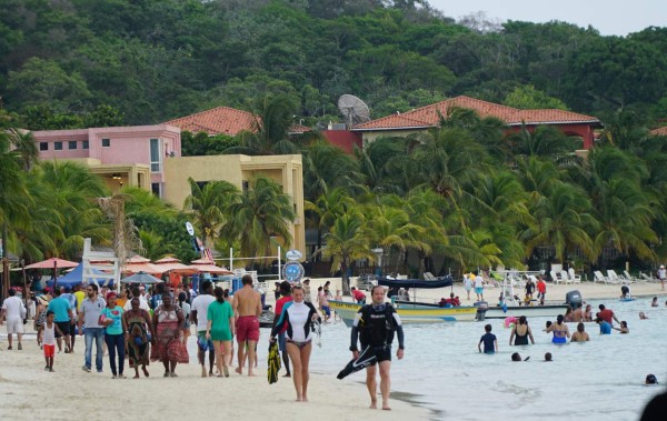 Una gran cantidad de turistas salvadoreños entraron este domingo a Honduras