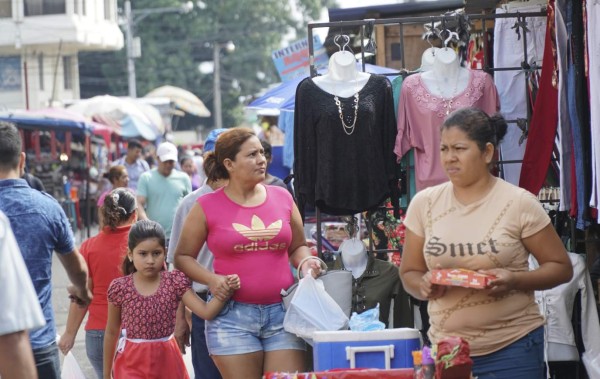 Compras de fin de año y viajes a los pueblos agitan el cierre del año viejo