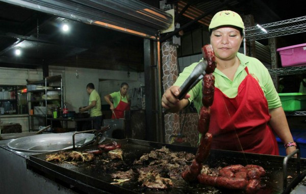 Las ventas nocturnas de carne asada están sobreviviendo a pesar del aumento semanal en el precio de la carne de res.