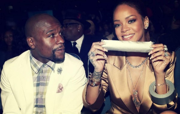 Video: Rihanna le tapó la boca a Floyd Mayweather