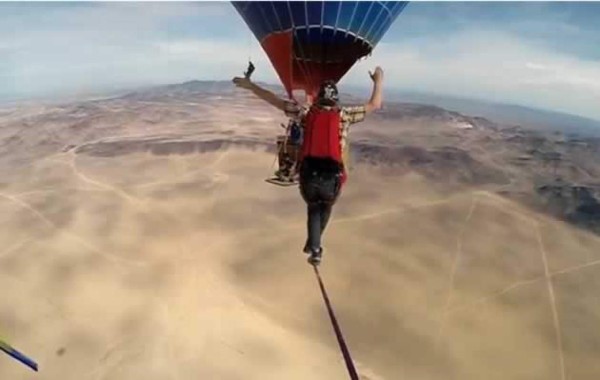 Video: Joven camina por un cable de 1,200 metros de altura