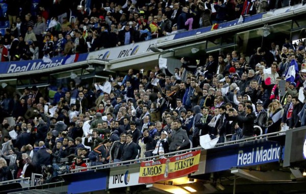 El Bernabéu canta: '¡La final de Copa no se juega aquí!'