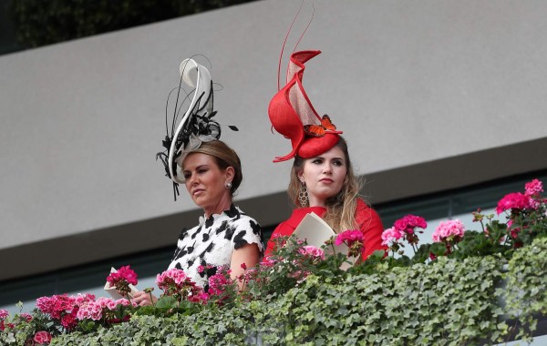 Racegoers attend day one of the Royal Ascot horse racing meet, in Ascot, west of London, on June 19, 2018. The five-day meeting is one of the highlights of the horse racing calendar. Horse racing has been held at the famous Berkshire course since 1711 and tradition is a hallmark of the meeting. Top hats and tails remain compulsory in parts of the course while a daily procession of horse-drawn carriages brings the Queen to the course. / AFP PHOTO / Daniel LEAL-OLIVAS
