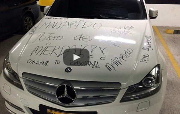 Mujer raya lujoso Mercedes a su novio por infiel