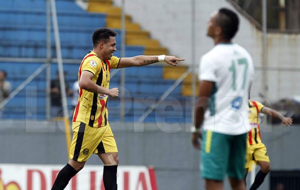 Domingo Zalazar le marcó un golazo al Juticalpa. Foto Neptalí Romero