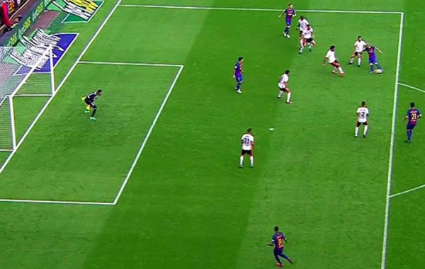 ¡Polémica! Fuera de juego de Luis Suárez en el gol de Messi al Valencia