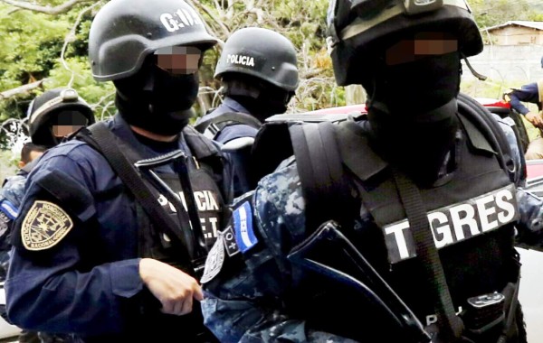 Un peligroso cabecilla de la pandilla 18 cayÃ³ en un fuerte operativo ejecutado por la DirecciÃ³n Policial de Investigaciones (DPI) con apoyo de la Tropa TIGRES y del Comando de Operaciones Especiales (Cobras) en la colonia Divanna de ComayagÃ¼ela.Como resultado de la operaciÃ³n cayeron otras tres personas para efectos de investigaciÃ³n, incluida una mujer, y se decomisaron dos armas de fuego entre otras evidencias, segÃºn el informe policial.El supuesto pandillero fue identificado por la PolicÃ­a como Eduard Anderson SolÃ­s, de 24 aÃ±os, alias â??El TÃ­midoâ??, con domicilio en el mismo sector capitalino, quien es investigado por su presunta participaciÃ³n en una serie de actividades delictivas como extorsiÃ³n, asaltos, homicidios, trÃ¡fico de drogas, portaciÃ³n ilegal de armas y asociaciÃ³n ilÃ­cita, entre otros.Los otros detenidos responden a los nombres de Melvin Omar Almendares CÃ¡rdenas, Yahir Heriberto Almendares FÃºnez y Tracy Mitchel Almendares GirÃ³n, segÃºn confirmÃ³ AnÃ­bal Baca, portavoz de la DPI.Tras el allanamiento ejecutado en su vivienda, los agentes le encontraron dos pistolas, media libra de marihuana y 45 tarjetas de identidad que, supuestamente, pertenecen a personas que han sido asaltadas por Ã©l y sus compinches, lo que estÃ¡ en proceso de investigaciÃ³n por parte de un equipo de ese cuerpo policial.