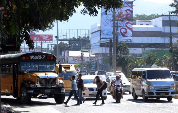 En bulevares de San Pedro Sula es donde más irrespetan las paradas de buses autorizadas