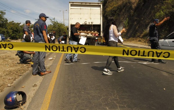 Esposos mueren al chocar contra camión en bulevar de Tegucigalpa