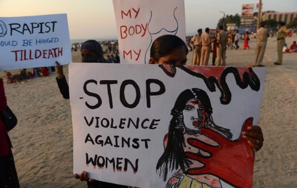 Obligan a joven violada a probar su pureza en la India