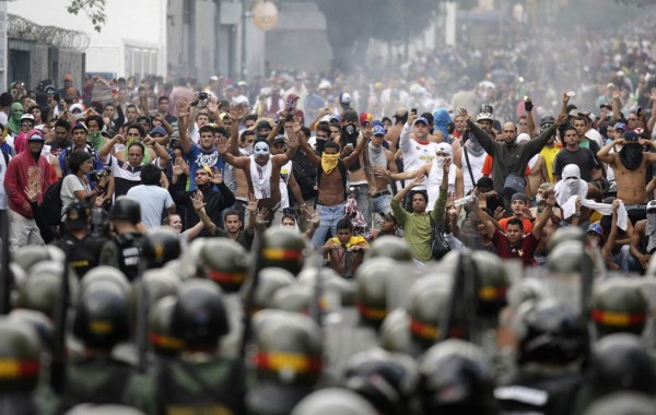 Maduro autoriza uso de armas de fuego contra protestas