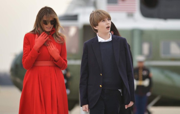 Melania Trump and son Barron arrive on Marine One to board Air Force One before departing from Andrews Air Force Base in Maryland on March 17, 2017. Trump is heading to Palm Beach, Florida where he is scheduled to spend the weekend at the Mar-a-Lago estate. / AFP PHOTO / MANDEL NGAN