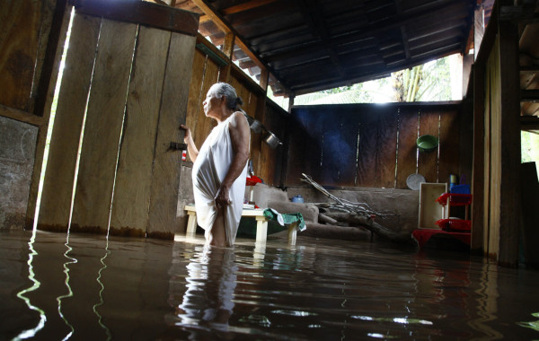Se desborda el río Ulúa y pone en peligro a unas 3,000 familias en El Progreso
