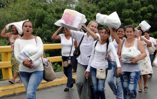 Venezolanos cruzan frontera con Colombia para conseguir medicinas