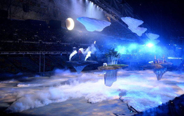 Escena de siete islas que representan la diversidad de Rusia durante la ceremonia de inauguración de Sochi 2014.