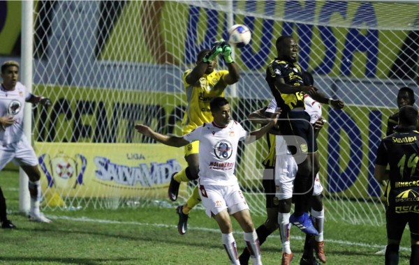 Real España y Vida se repartieron puntos en el estadio Morazán. Foto Neptalí Romero