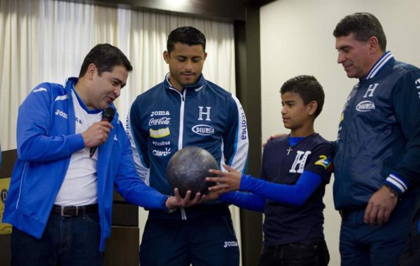 Presidente de Honduras entrega el 'balón de la paz” a Noel Valladares