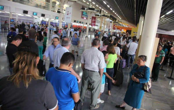 Rayo causa caos en el aeropuerto Ramón Villeda Morales