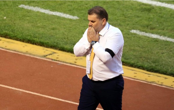 Ange Postecoglou, seleccionador de Australia, se lamenta tras una ocasión perdida ante Honduras. Foto Ronald Aceituno