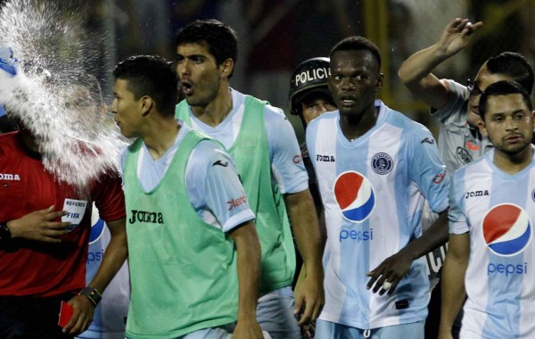 ¡Escándalo! Árbitro hondureño fue agredido con bolsa de agua