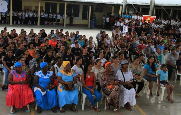 Estudiantes del Valle de Sula finalizan programa de alfabetización de adultos