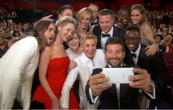 Samsung dona $3 millones por los retuits de la 'selfie' de los Oscar