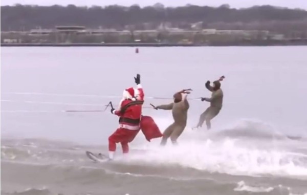 Papá Noel y el 'Grinch' se desafían en el agua