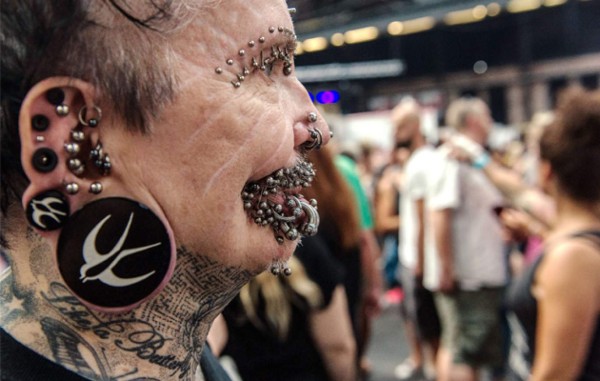 Dubái impide entrada al hombre con más piercings del mundo