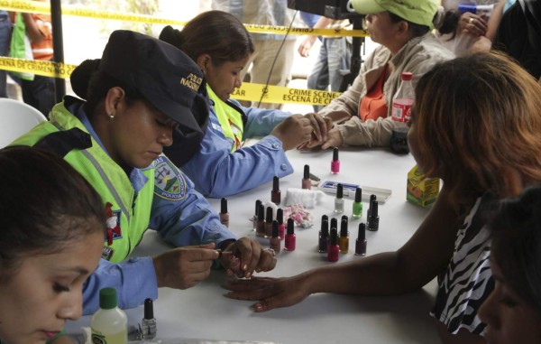 Policías embellecen las manos a las sampedranas