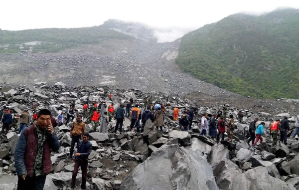 Un desprendimiento sepulta un pueblo en Sichuan y deja 120 desaparecidos