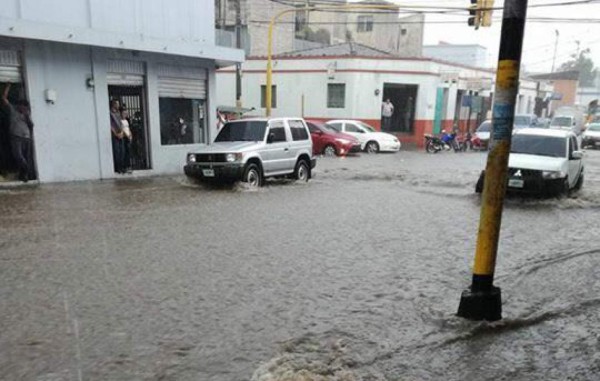 Tormenta inunda y azota la capital de Honduras