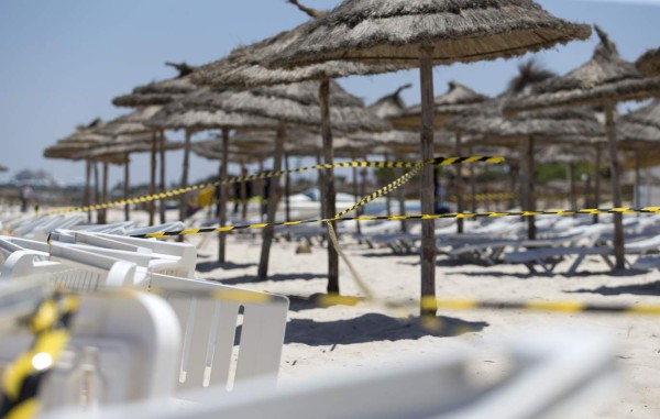 Miles de turistas abandonan Túnez a la carrera tras atentado