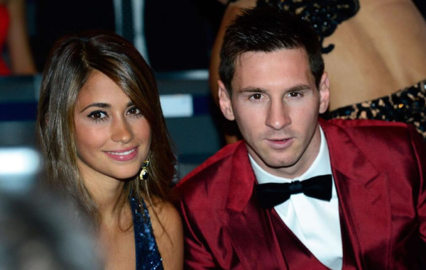 Los memes del traje rojo de Messi en el Balón de Oro