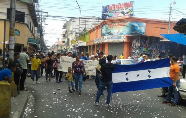 Comerciantes capitalinos protestan por inconvenientes en aduanas