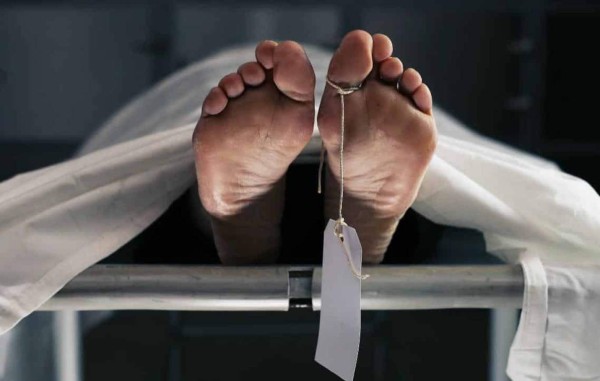 Un 'muerto' vuelve a la vida en la mesa de autopsias de una morgue en la India