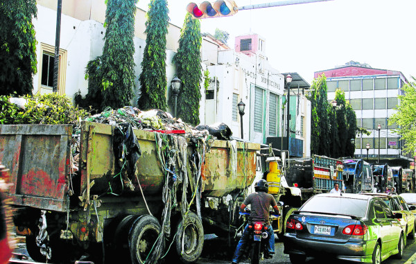 Recolectores de basura paralizan el servicio por falta de pagos