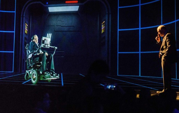 Holograma de Stephen Hawking da conferencia en Hong Kong