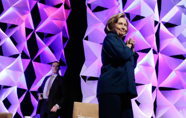 Una mujer lanza un zapato a Hillary Clinton durante un discurso