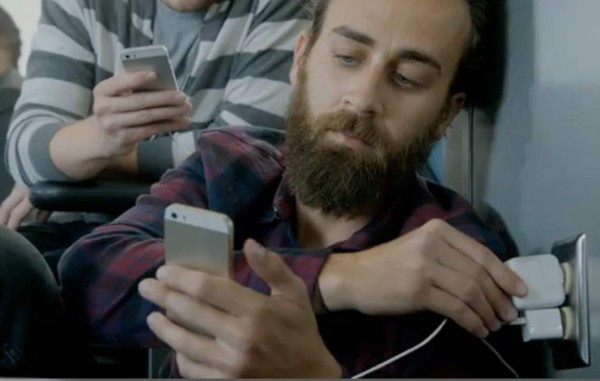 Samsung se burla de las baterías del iPhone en nuevo comercial