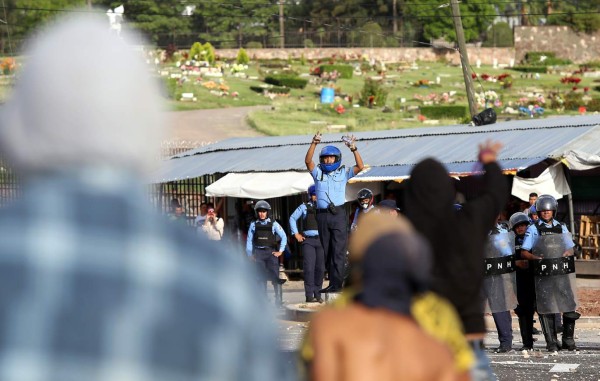 Estudiantes y policía se enfrentan en la Unah