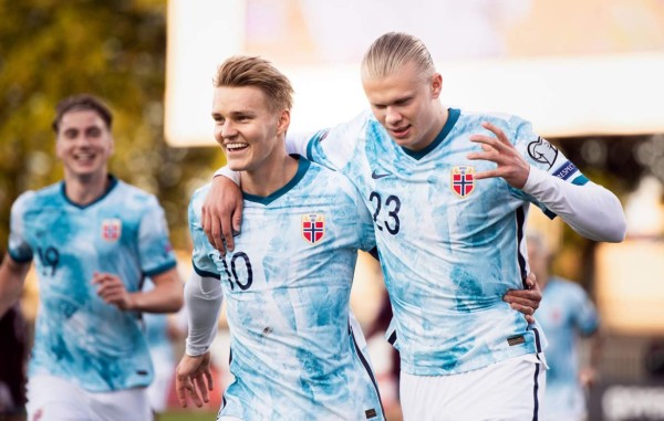 Erling Haaland sigue su idilio con el gol y ahora marcó con la Selección de Noruega ante Letonia.