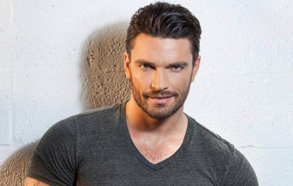 Julián Gil presenta a su novia en redes sociales