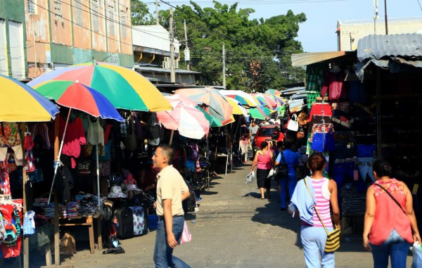 Vendedores se adueñan de más calles sampedranas