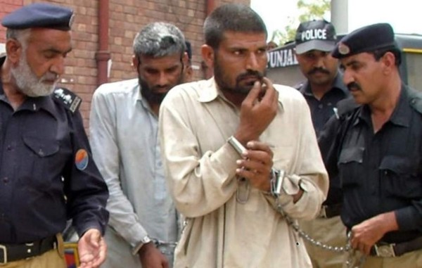 Detienen a hermanos pakistanis por haberse comido a un bebé