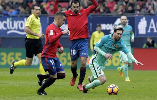 VIDEO: Messi finge falta con un 'piscinazo' y pide al árbitro que no la pite