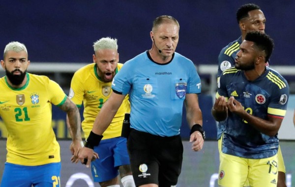 Un grave error del árbitro argentino Néstor Pitana permitió un gol de Brasil en la remontada ante Colombia. Foto EFE