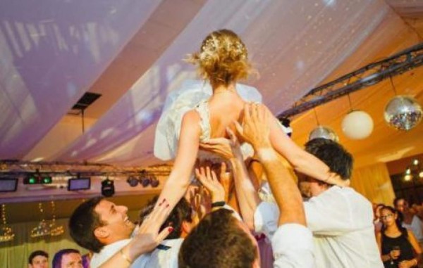 Novia queda parapléjica al ser tirada por los invitados en su boda