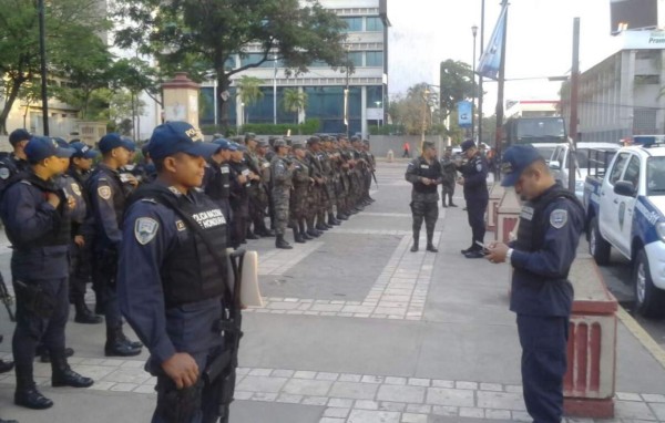 Saturan de policías el centro de San Pedro Sula